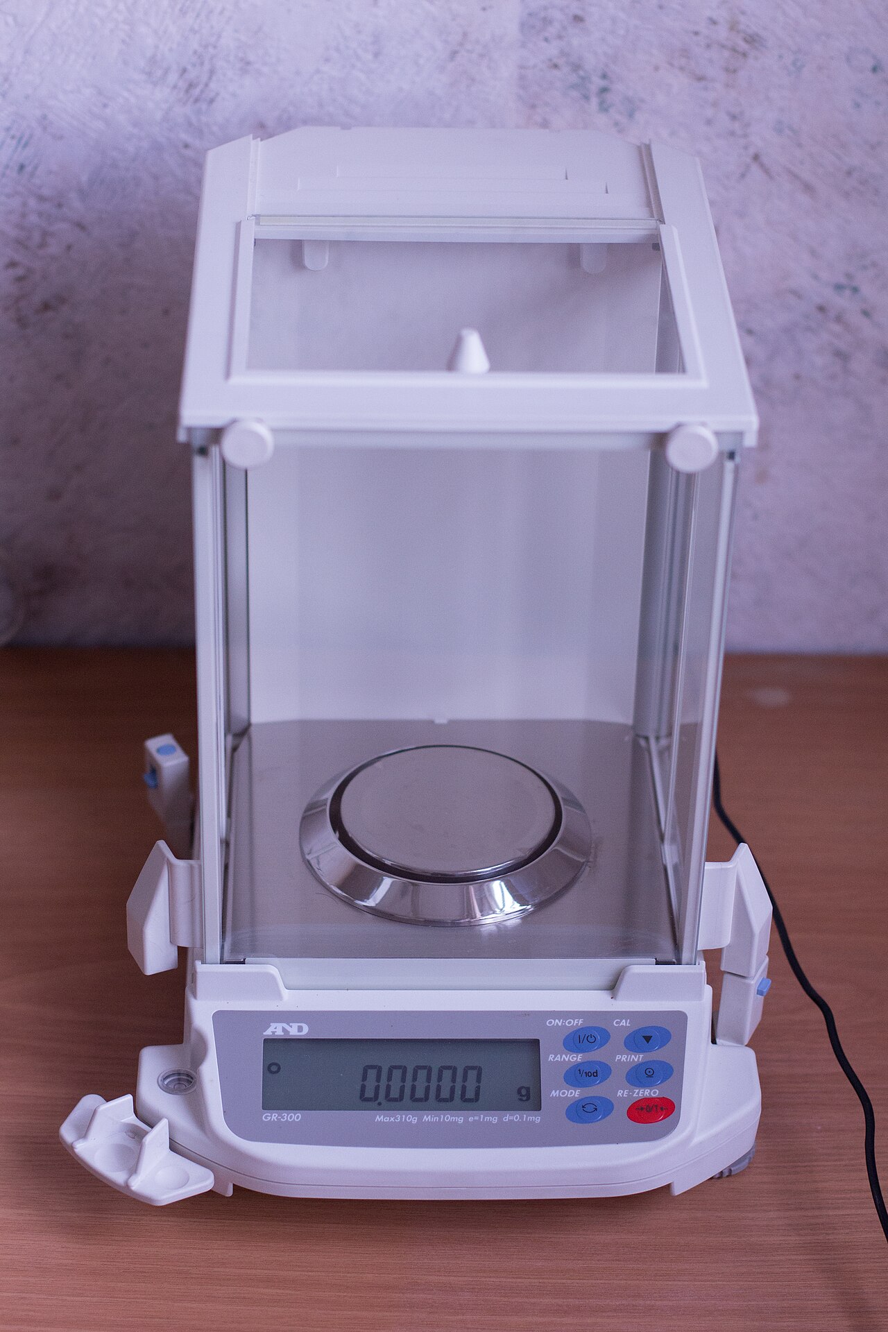 ตัวอย่างเครื่องชั่งตั้งโต๊ะความละเอียดสูง (Analytical balance)